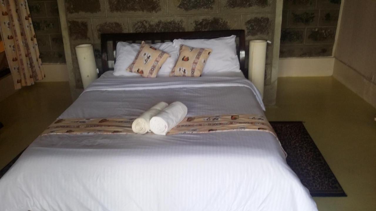 Villa Maili Saba Camp à Nakuru Extérieur photo
