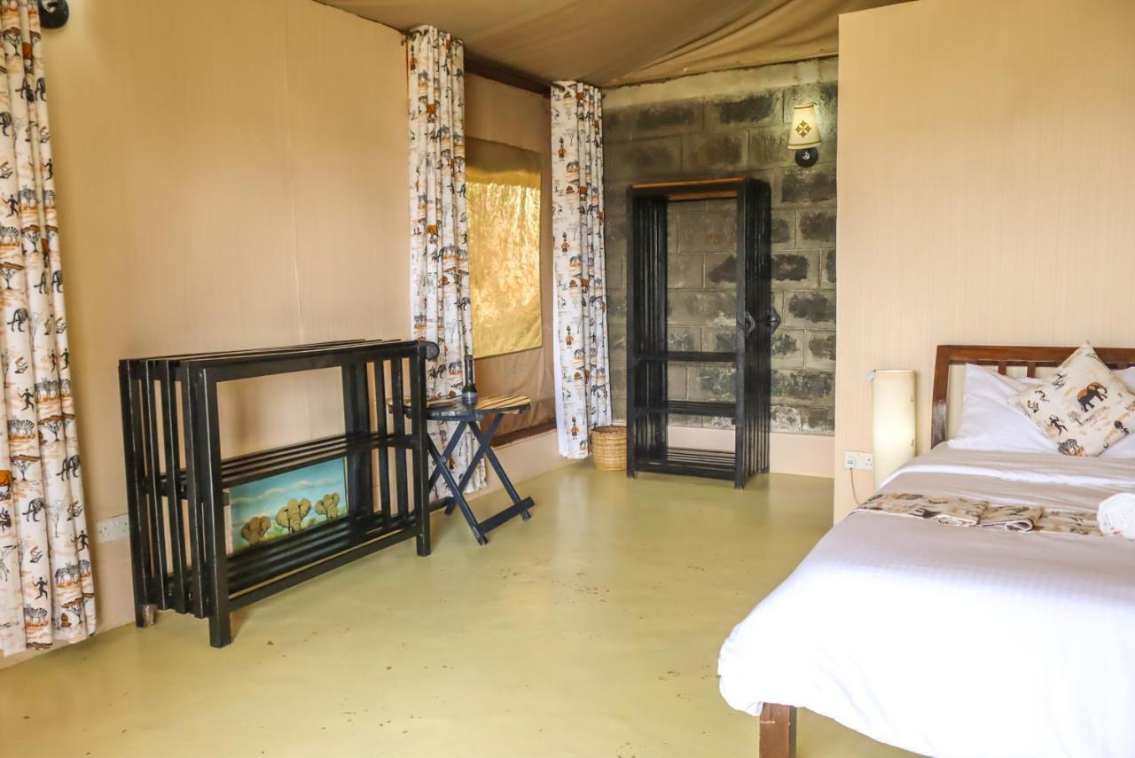 Villa Maili Saba Camp à Nakuru Extérieur photo