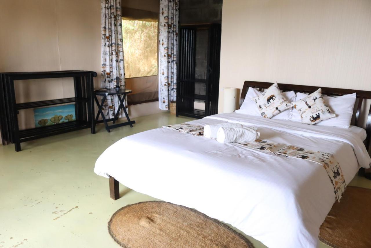 Villa Maili Saba Camp à Nakuru Extérieur photo